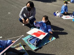 1,2年生「写生会」～消防署ではたらく車を描いたよ～