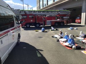 1,2年生「写生会」～消防署ではたらく車を描いたよ～