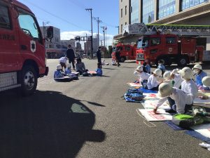 1,2年生「写生会」～消防署ではたらく車を描いたよ～