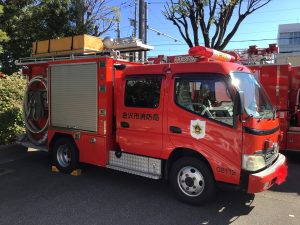 1,2年生「写生会」～消防署ではたらく車を描いたよ～