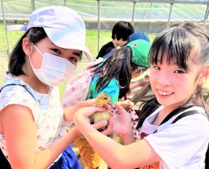 田植え体験！「おいしく育ってね」
