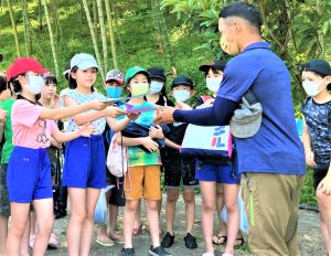 田植え体験！「おいしく育ってね」