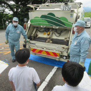 ～ごみ収集車の秘密にせまる！～　ごみ収集車見学