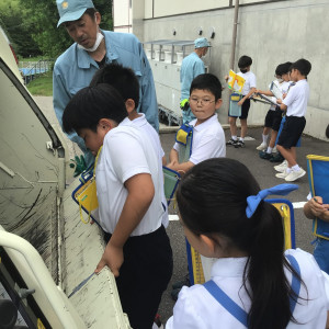 ～ごみ収集車の秘密にせまる！～　ごみ収集車見学